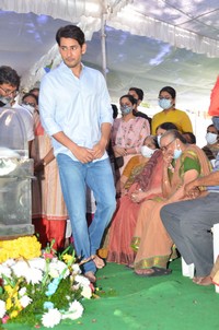 Mahesh Babu Pays Last Respcets to Sirivennela Sitaramasastri